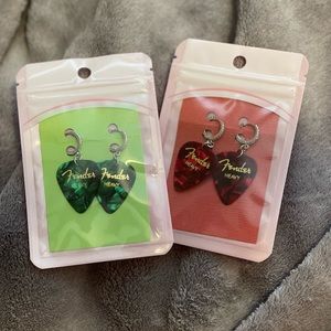 Handmade Fender Guitar Pick earrings💓 I make them to order. Gold or silver:)